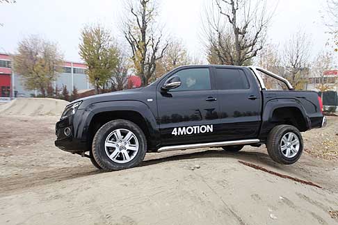 Volkswagen - VW Amarok 4motion cambio manuale a 6 marce competo di marce ridotte, e la trasmissione  sulle quattro ruote con differenziale anteriore, centrale, e posteriore