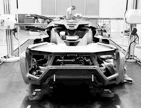 W Motors - W Motors ha collaborato con partners internazionali per creare la prima hypercar araba, in grado di garantire prestazioni elevatissime e appeal esclusivo. 