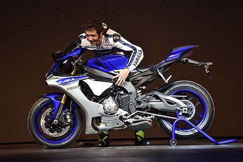 Yamaha - Tra le due ruote presentate nella vetrina di Milano trovano spazio la nuova YZF-R1, derivata dalla Yamaha YZR-M1 della MotoGP.