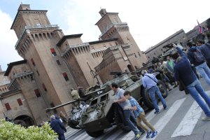 Anniversario della Liberazione, a Ferrara la sfilata di mezzi militari storici