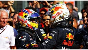 A Baku tracollo della Ferrari, vittoria di Max Verstappen