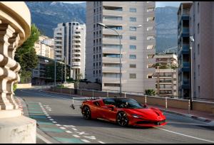 A Montecarlo si vive l’emozione con la Ferrari SF90 Stradale guidata da Leclerc