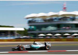 Silverstone, prima fila Mercedes, in pole position Hamilton