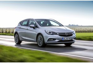 Nuova Opel Astra BiTurbo 5 porte: compatta con grinta