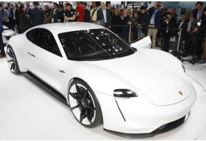 Porsche Mission E, versione elettrica