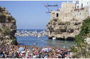 Tuffo strepitoso di Artem Silchenko che conquista Polignano a Mare