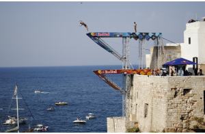 Si Tuffono da 27 metri a Polignano a Mare per il Red Bull Cliff Diving