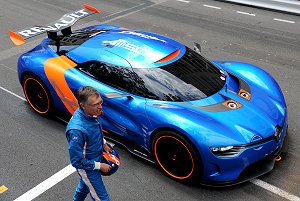 Carlos Tavares prova la Renault Alpine A110-50 a Montecarlo