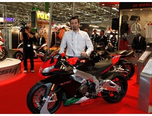 La Superbike di Max Biaggi diventa stradale: Aprilia RSV4 SE