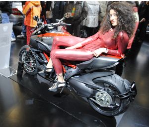 Assicurazione: le donne sulle moto sono sexy