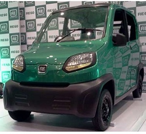 Bajaj sfida Tata con la RE60, auto pi economica al mondo