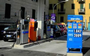 Codacons: prezzi benzina in aumento
