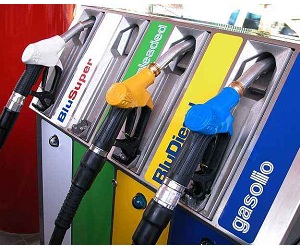 Prezzi carburanti: calo dei consumi, � record