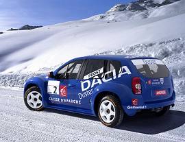 Alain Prost danza sul ghiaccio con la Dacia Duster