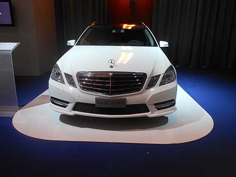 Mercedes - Mercedes-Benz E-Class E300 BlueTEC Hybrid dotata di motore diesel 2.1 biturbo a 4 da 204 CV, abbinato al motore elettrico da 20 kW e 250 Nm di coppia