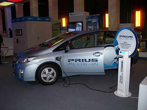 Toyota - Toyota Prius Plug-In