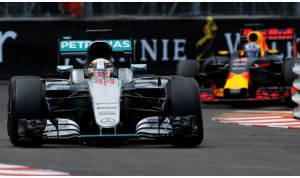 Gara lunga a Montecarlo, vince la Mercedes di Lewis Hamilton