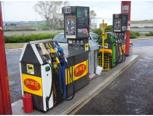 Record benzina: fino ad aprile aumento su base mensile del 3,2%