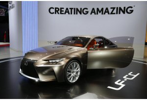 Lexus LF-CC, le immagini di Parigi