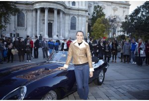 Jaguar E Type sfila insieme alla sua nuova discendente, la Jaguar F Type