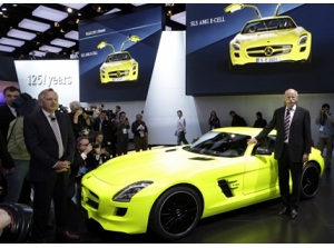 Mercedes festeggia a Detroit i 125 anni di innovazioni tecnologiche
