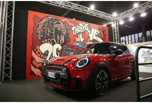 Mini: lauto iconica vista da due street artists