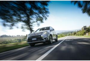 Nuovo Mitsubishi Outlander 2016, il restyling on the road