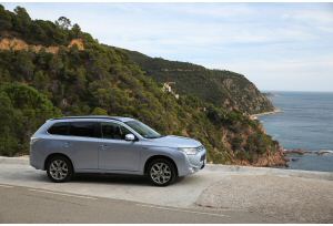 Mitsubishi Outlander PHEV, listino prezzi e dotazioni