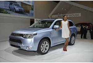 Mitsubishi Outlander Plug-in Hybrid EV in anteprima a Parigi 