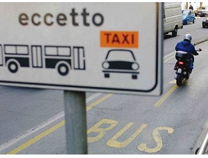 Roma, le due ruote sulle corsie preferenziali