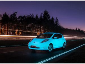 Nissan Leaf, la prima auto fluorescente 