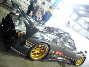 Sul circuito del Nuerburgring la Zonda R sorpassa la Ferrari