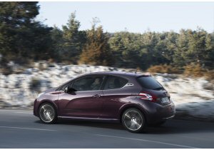 Peugeot 208 XY, trendy e chic