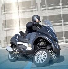 Piaggio Mp3 Hybrid un viaggio a 3 ruote