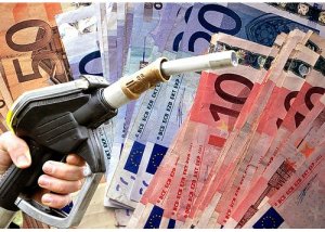 Prezzi benzina da record: si sfiora l�1,7 euro a litro
