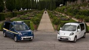 Renault Kangoo Maxi ZE: il Pontefice sceglie lauto elettrica