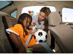 Sicurezza stradale: seggiolino per i bambini in auto