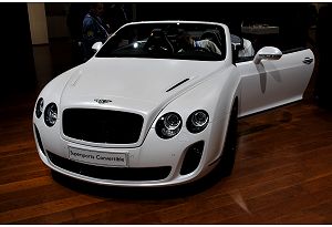 Bentley prepara il SUV super lusso