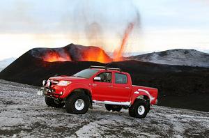 Toyota Hilux tra i ghiacci e la lava del vulcano islandese