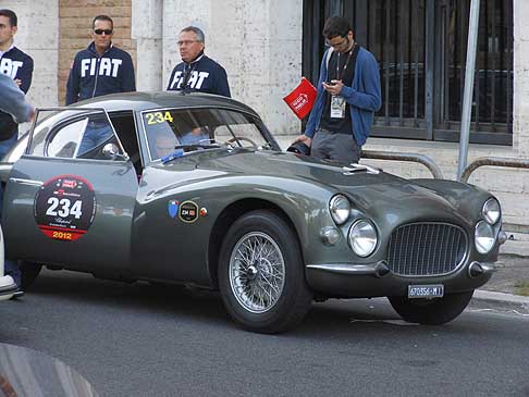 Fiat - la Fiat V8 di John Elkann e co-pilota Lavinia Borromeo alle Mille Miglia 2012