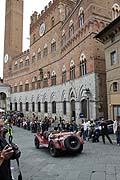 Auto storiche passaggio sotto la torre di Siena alle Mille Miglia 2013
