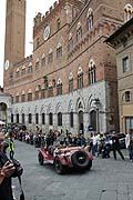 Auto storiche passaggio sotto la torre di Siena alle Mille Miglia 2013