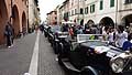 Cascina la carovana con le bellissime auto storiche delle Mille Miglia ammirate dal pubblico presente