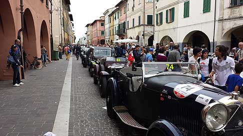 Frecci Rossa 2015 - Cascina la carovana con le bellissime auto storiche delle Mille Miglia ammirate dal pubblico presente