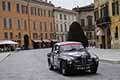 Alfa Romeo 1900 TI Super del 1954 con il duo feminile italiano Francesca STANGUELLINI e Savina CONFALONI alle 1000 Miglia 2021, chiede la carovanna a Reggio Emilia con il numero di gara 500, mentre attraversa Piazza Roversi