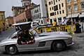 Mercedes-Benz 300 SL Coup W198 ali di gabbiano del 1954 pilota Jelinek RADEK alla Mille Miglia 2021, sfilata della Freccia Rossa sotto lObelisco a Reggio Emilia con il numero di corsa 246