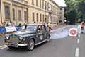 Rover 75 del 1956 equipaggio Peter HUISMAN (NL) e Bastiaan Maria HJACINTHUS VAN DE KLOK (NL) alle Mille Miglia 2021, fumo bianco dalla marmitta nella ripartenza a Reggio Emilia con il numero di gara 391