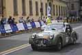 Triumph TR 3 Sport Works anno 1957 con il duo americano Hans ABRAHAMS e Aaron BENDIKSON alla Mille Miglia 2021, controllo del cartellino a Reggio Emilia con il numero di gara 401, sull sfondo l'Obelisco