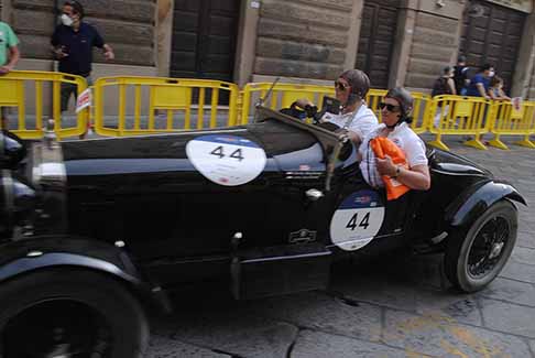 Vincitori Mille Miglia 2021 - Lequipaggio olandese John e Chelly Houtkamp si sono aggiudicati la Coppa delle Nazioni nella classificati come primi stranieri in gara alle Mille Miglia 2021