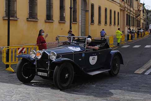 Vincitori Mille Miglia 2021 - Secondo posto alle Mille Miglia 2021 sale la Lancia Lambda Spider Casaro del 1929 con equipaggio italiano di Andrea Luigi Belometti e Gianluca Bergomi con il numero di corsa 41
